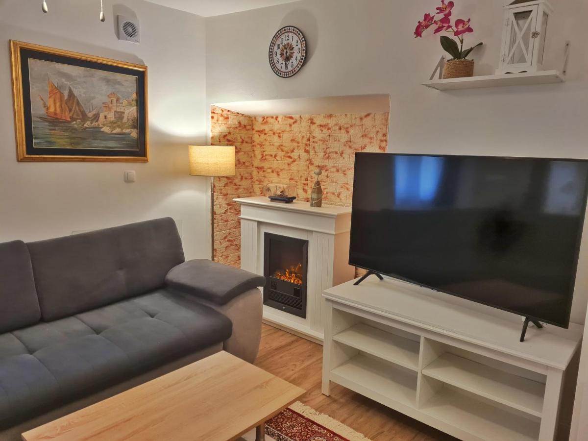 Holiday Place Veli Dvor - Vacation House With Private Garden In Old Town Punat Exterior foto