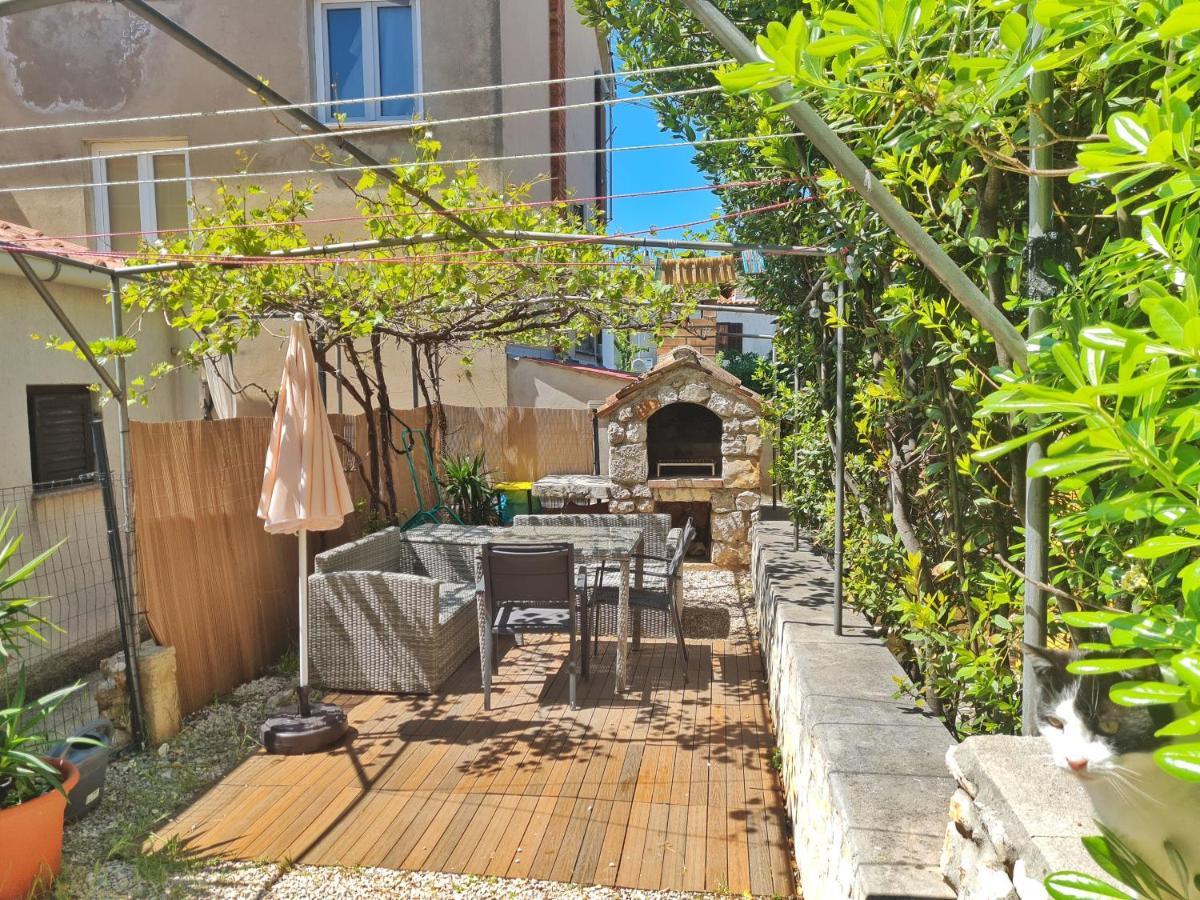 Holiday Place Veli Dvor - Vacation House With Private Garden In Old Town Punat Exterior foto